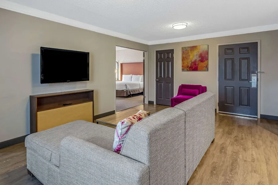 La Quinta Inn & Suites by Wyndham San Francisco Airport N hotel detail image 6