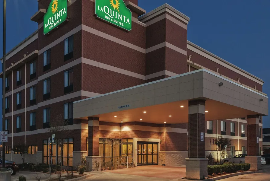 La Quinta Inn & Suites by Wyndham Edmond hotel detail image 2