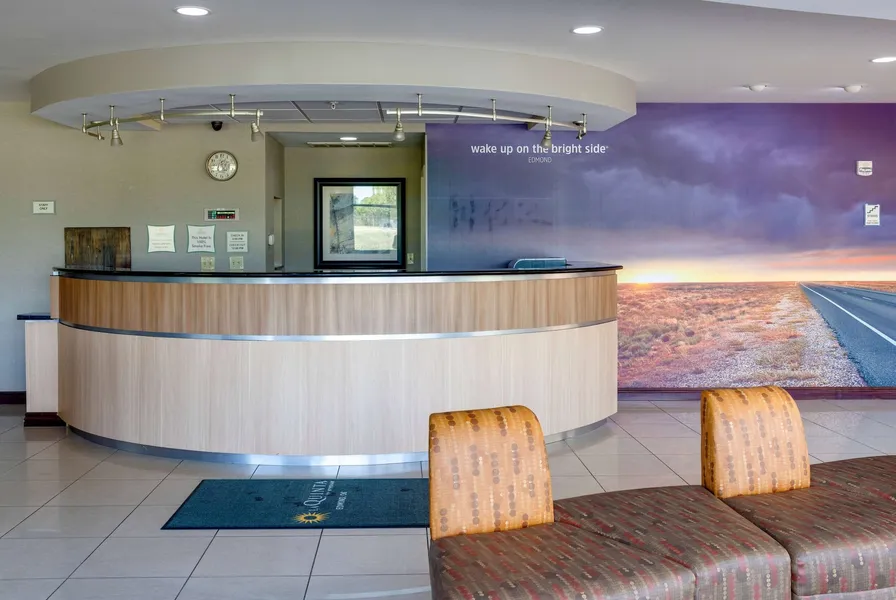La Quinta Inn & Suites by Wyndham Edmond hotel detail image 6