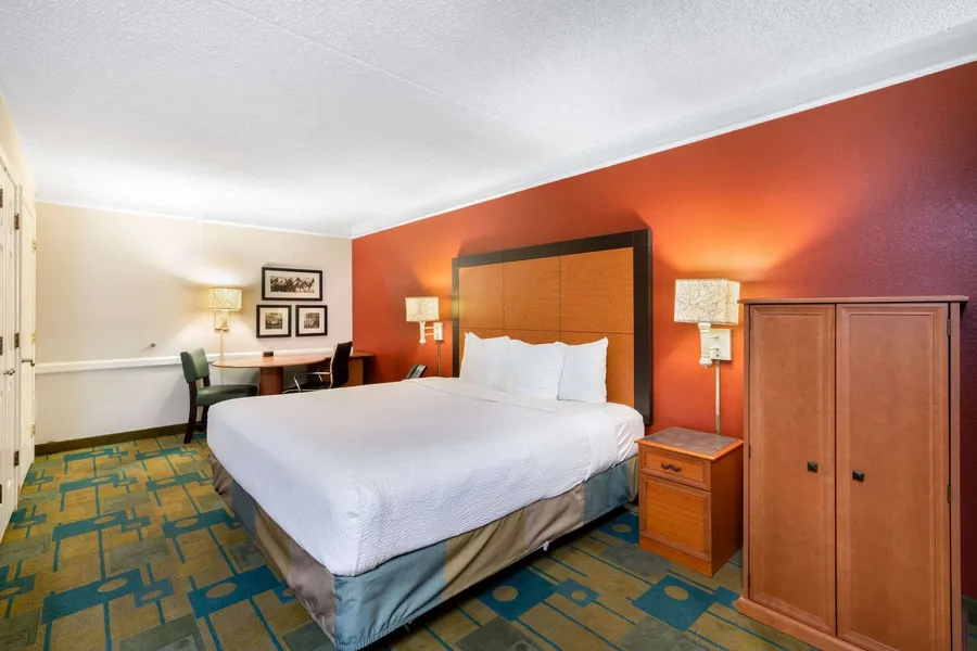 La Quinta Inn by Wyndham Phoenix Sky Harbor Airport hotel detail image 6
