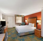 La Quinta Inn by Wyndham Phoenix Sky Harbor Airport hotel detail image 7
