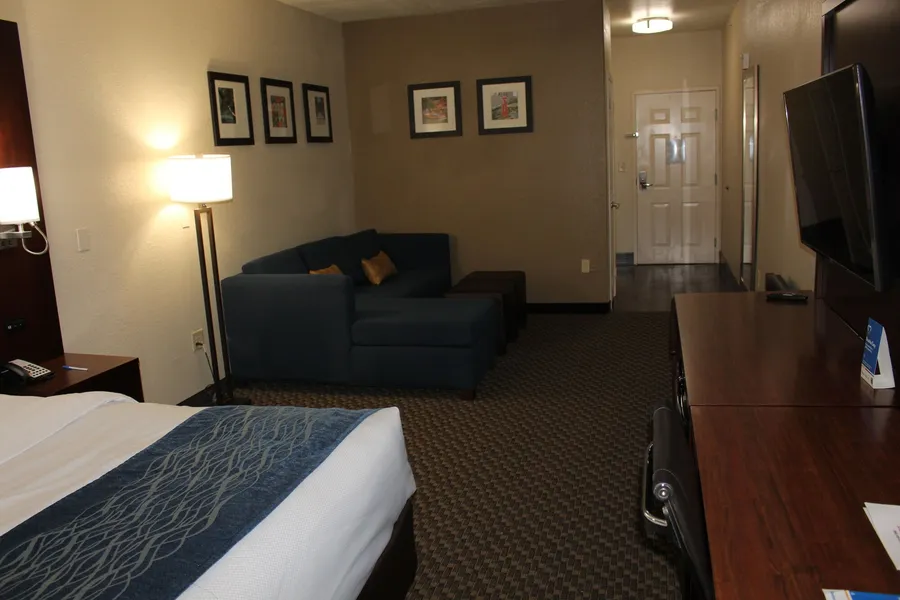 Comfort Inn & Suites Near Six Flags & Medical Center hotel detail image 6