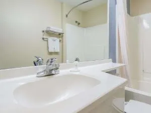 Microtel Inn & Suites By Wyndham Kansas City Airport hotel thumbnail 2