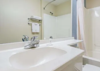 Microtel Inn & Suites By Wyndham Kansas City Airport hotel thumbnail 3