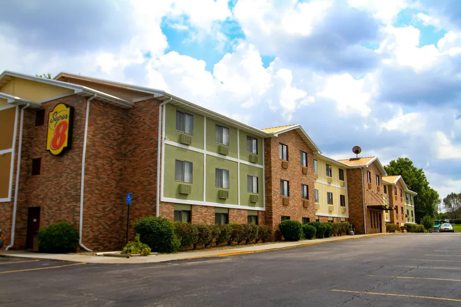 Super 8 by Wyndham Lenexa Overland Park/Mall Area hotel detail image 2