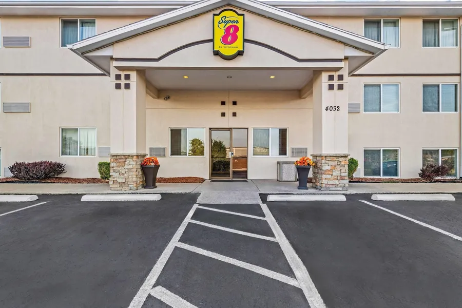 Super 8 by Wyndham Independence Kansas City hotel detail image 2