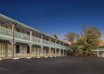 Super 8 by Wyndham Auburn hotel thumbnail 2