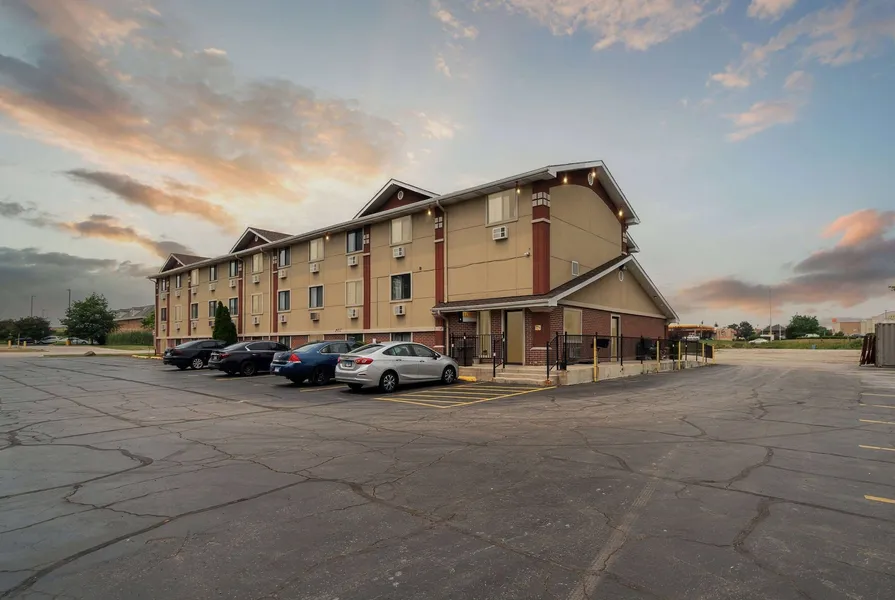 Super 8 by Wyndham Kenosha/Pleasant Prairie hotel detail image 2