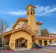 La Quinta Inn & Suites by Wyndham Seattle Sea-Tac Airport hotel detail image 4