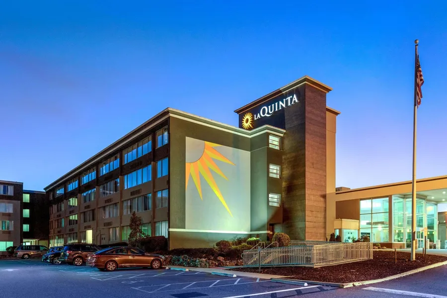 La Quinta Inn & Suites by Wyndham Clifton/Rutherford hotel detail image 2
