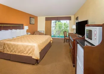 Days Inn by Wyndham Palm Springs hotel thumbnail 3