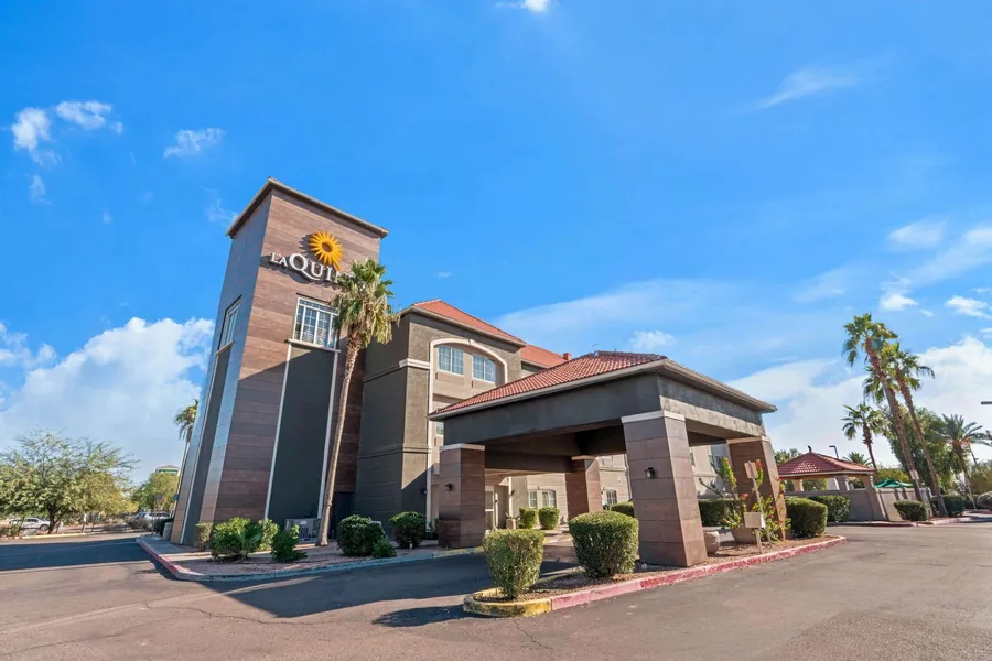 La Quinta Inn & Suites by Wyndham Phoenix I-10 West hotel detail image 2