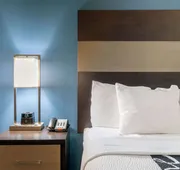 La Quinta Inn & Suites by Wyndham Phoenix I-10 West hotel detail image 7