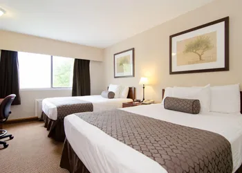 Travelodge by Wyndham Vancouver Lions Gate hotel thumbnail 2