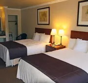 Travelodge by Wyndham Vancouver Lions Gate hotel detail image 3