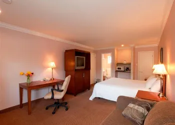 Travelodge by Wyndham Vancouver Lions Gate hotel thumbnail 4