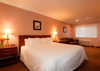 Travelodge by Wyndham Vancouver Lions Gate hotel thumbnail 5