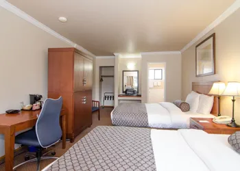 Travelodge by Wyndham Vancouver Lions Gate hotel thumbnail 7