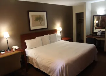 Travelodge by Wyndham Vancouver Lions Gate hotel thumbnail 8