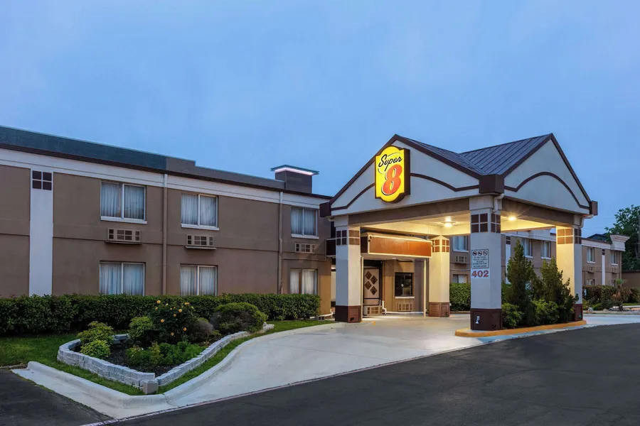Super 8 by Wyndham Grand Prairie North hotel detail image 2