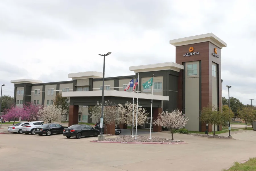 La Quinta Inn & Suites by Wyndham Austin NW/Lakeline Mall hotel detail image 2