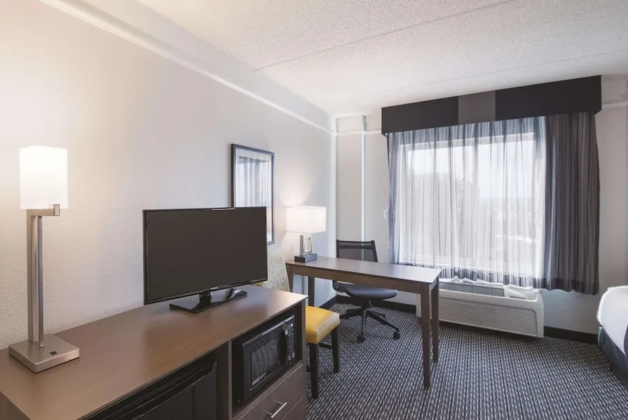 La Quinta Inn & Suites by Wyndham Austin Airport hotel detail image 6