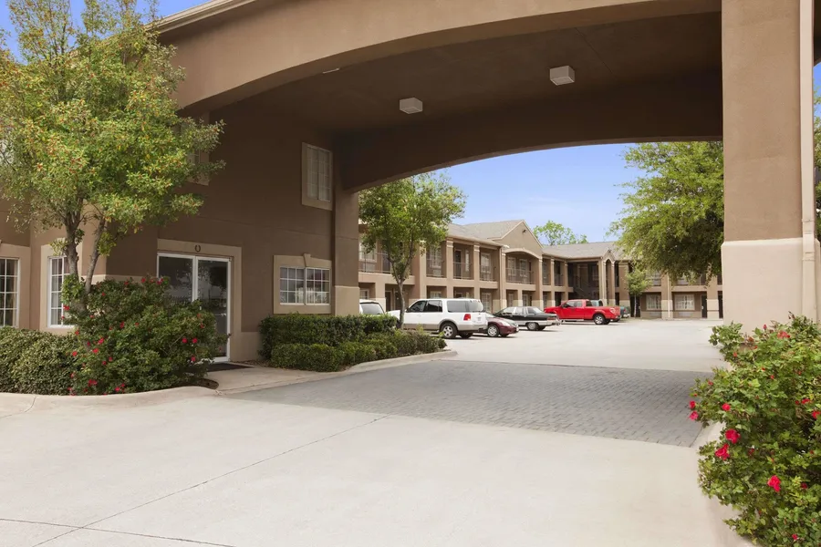 Howard Johnson by Wyndham Grand Prairie Near Lone Star Park hotel detail image 2