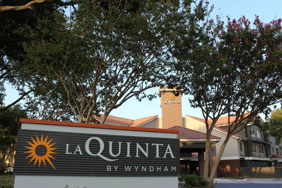 La Quinta Inn & Suites by Wyndham Dallas - Addison Galleria hotel detail image 2