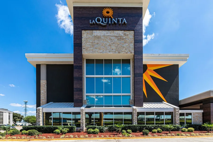 La Quinta Inn & Suites by Wyndham Dallas I-35 Walnut Hill Ln hotel detail image 2