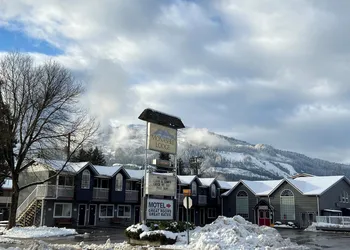 Monashee Lodge hotel thumbnail 2