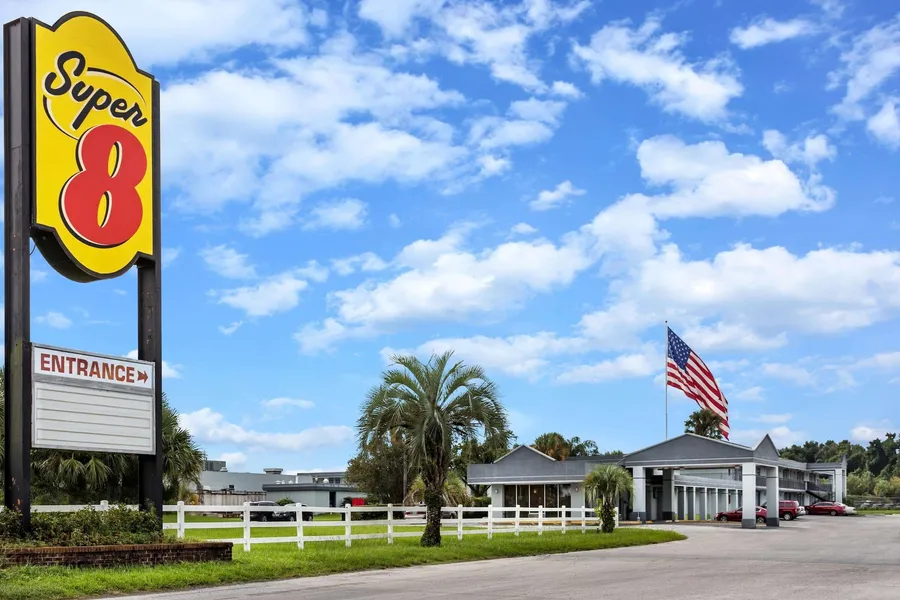 Super 8 by Wyndham Ocala I-75 hotel detail image 2