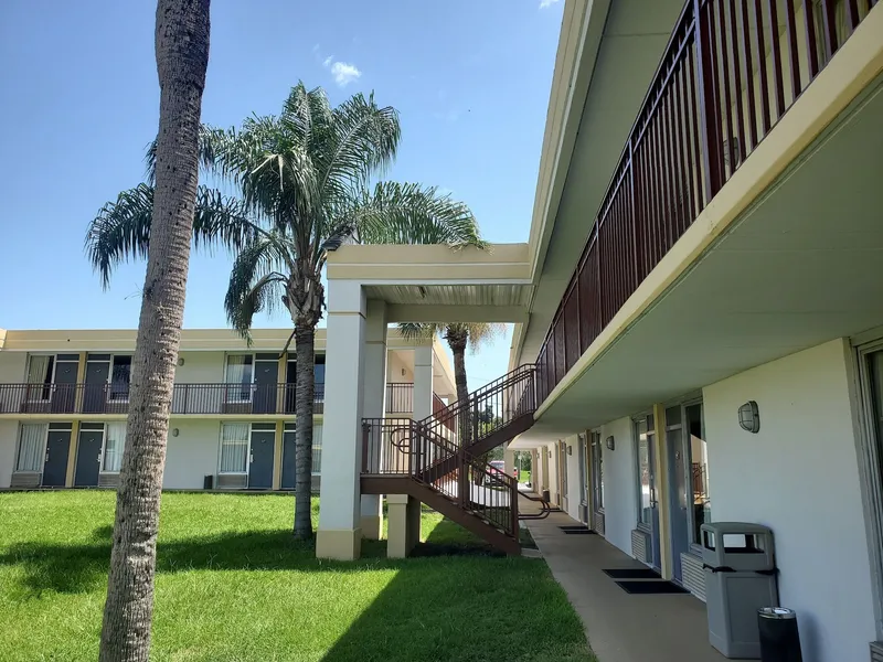 Super 8 by Wyndham Ocala I-75 hotel detail image 6
