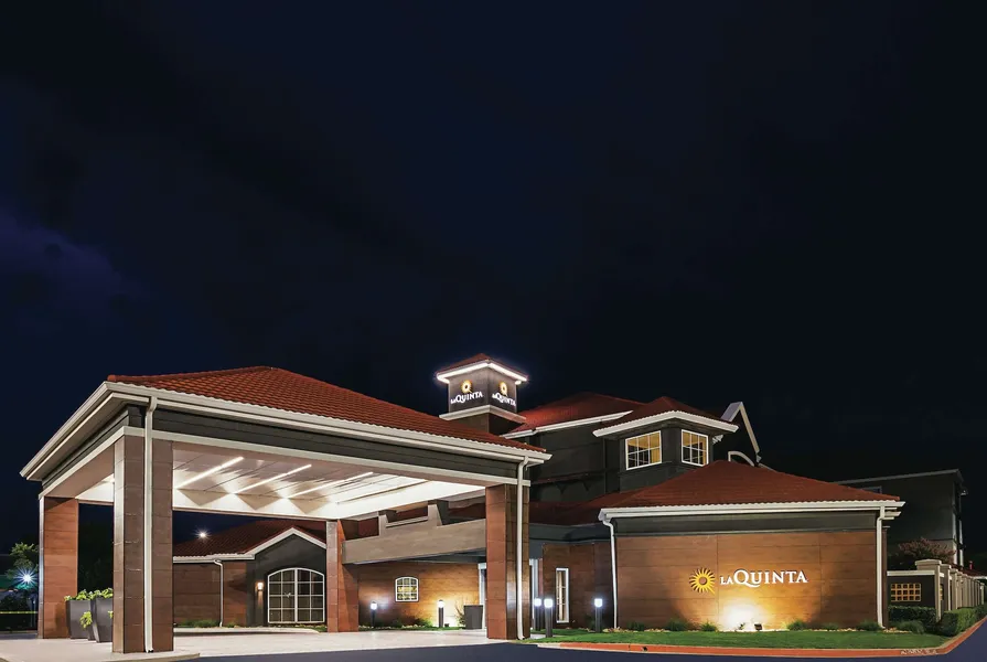 La Quinta Inn & Suites by Wyndham Fort Worth City View hotel detail image 2