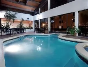 Ramada by Wyndham Shreveport Airport hotel thumbnail 2
