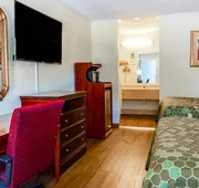 Rodeway Inn & Suites Fort Jackson hotel detail image 7
