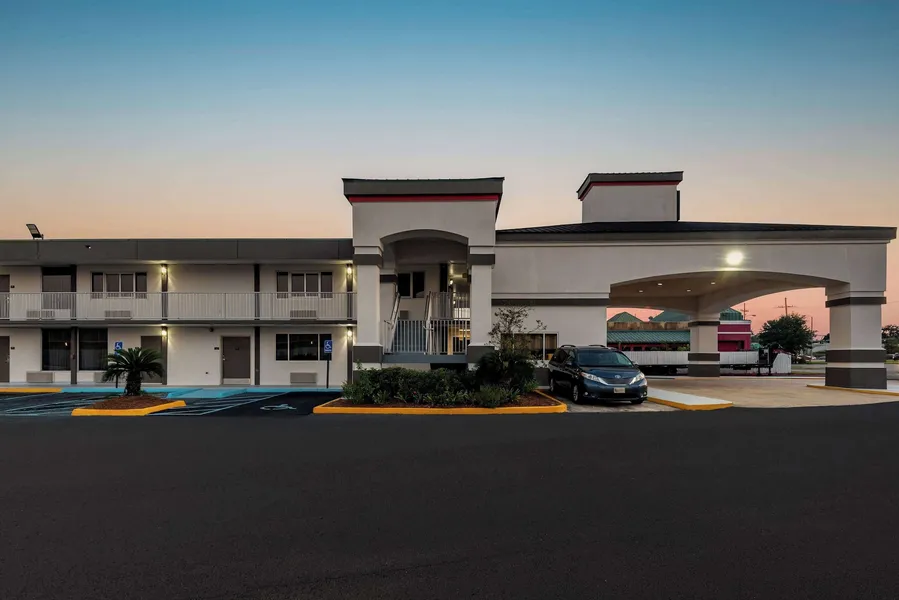 Super 8 by Wyndham Baton Rouge/I-10 hotel detail image 2