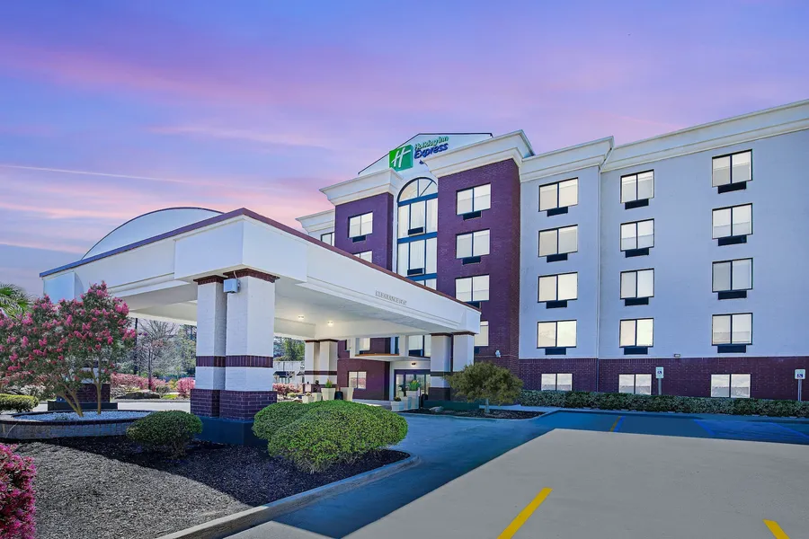 Holiday Inn Express Hotel & Suites Birmingham - Inverness by IHG hotel detail image 2