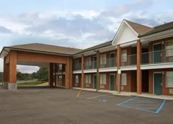 Americas Inn hotel thumbnail 3