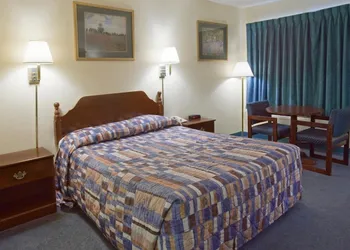 Americas Inn hotel thumbnail 8