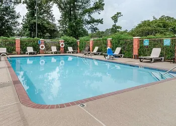 Quality Suites hotel thumbnail 2