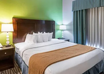 Quality Suites hotel thumbnail 3