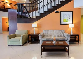Quality Suites hotel thumbnail 7