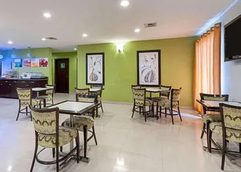 Quality Suites hotel thumbnail 8