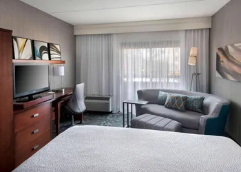 Sonesta Select Boston Stoughton hotel thumbnail 8