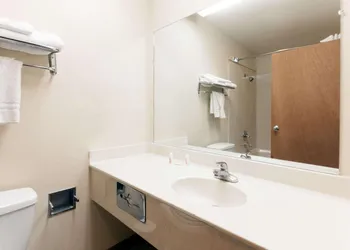 Super 8 Tulsa Downtown East hotel thumbnail 3