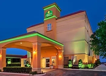 La Quinta Inn & Suites by Wyndham Tulsa Central hotel thumbnail 2