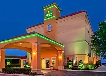 La Quinta Inn & Suites by Wyndham Tulsa Central hotel thumbnail 3