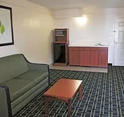 La Quinta Inn & Suites by Wyndham Tulsa Central hotel detail image 5