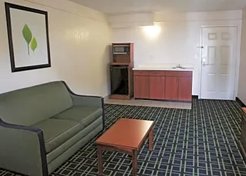 La Quinta Inn & Suites by Wyndham Tulsa Central hotel thumbnail 5