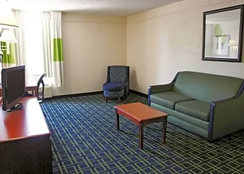 La Quinta Inn & Suites by Wyndham Tulsa Central hotel thumbnail 6